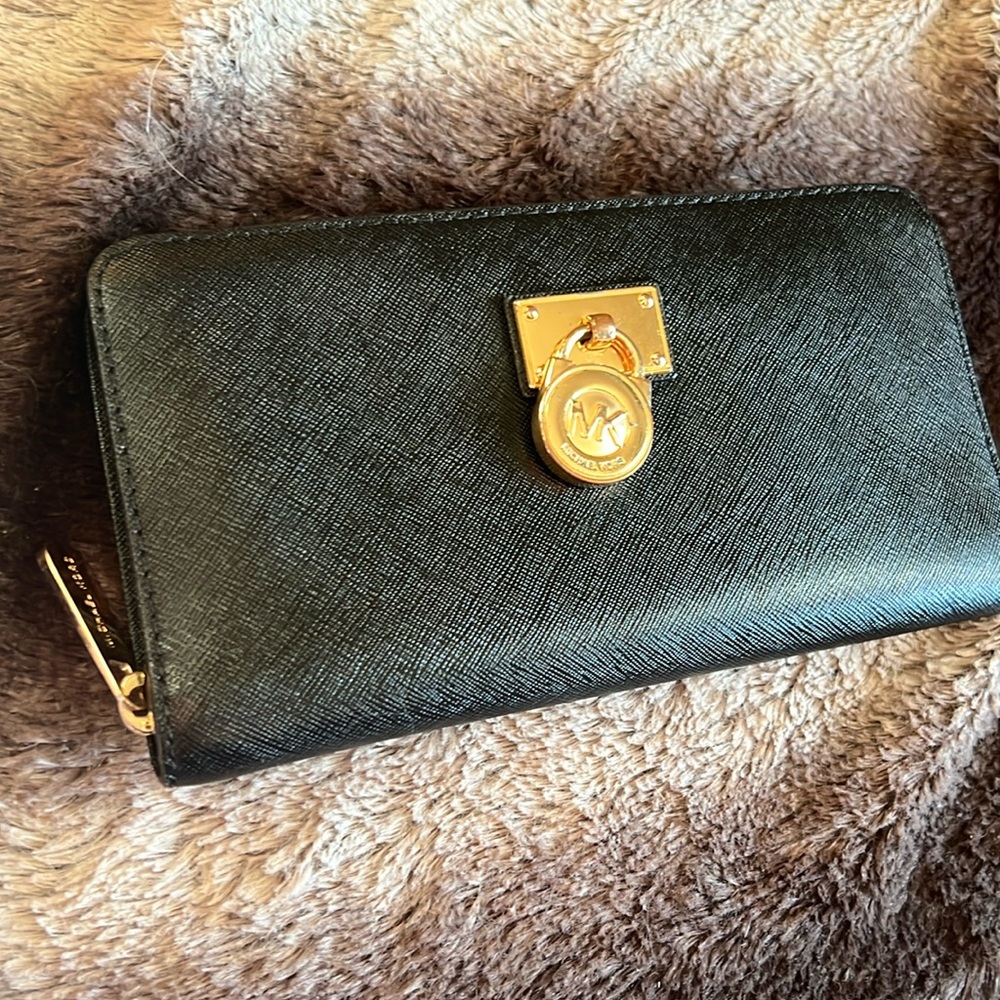 Michael Kors Wallet black signature lock in great use condition